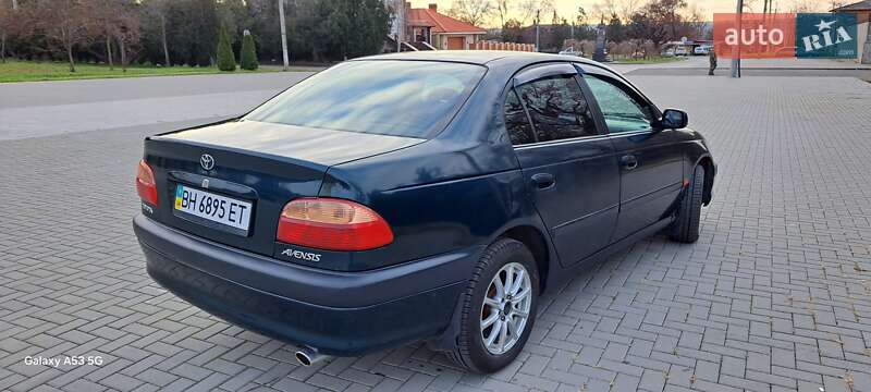 Седан Toyota Avensis 2000 в Болграді