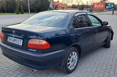 Седан Toyota Avensis 2000 в Болграде