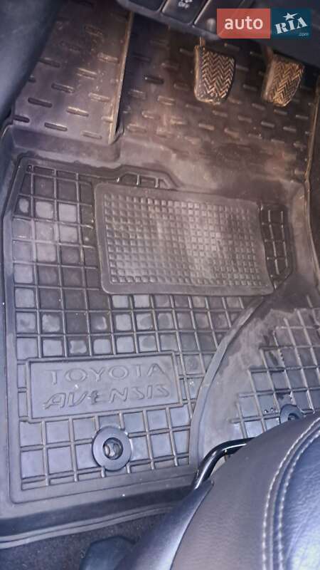 Універсал Toyota Avensis 2013 в Луцьку