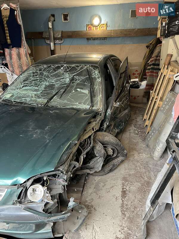 Седан Toyota Avensis 1999 в Днепре