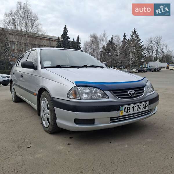Седан Toyota Avensis 2002 в 