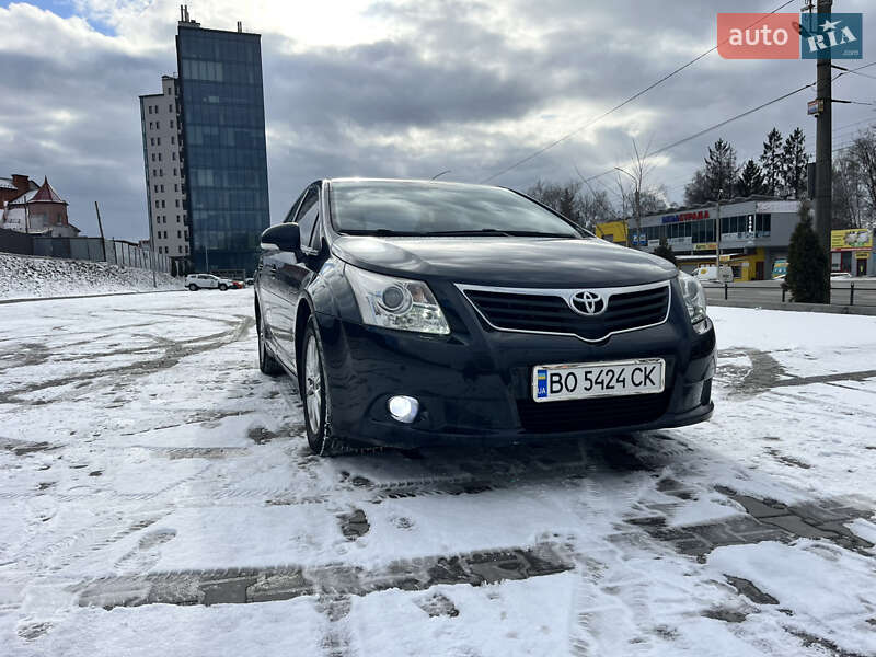 Седан Toyota Avensis 2010 в Тернополе