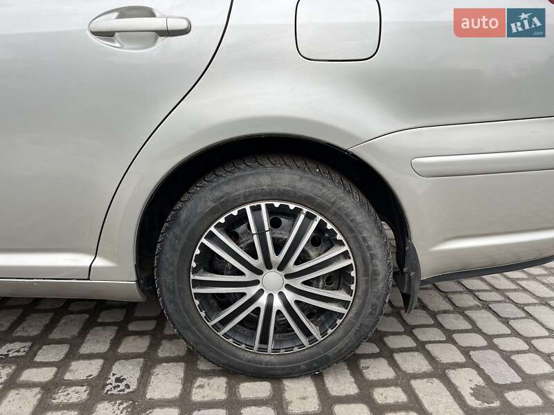 Седан Toyota Avensis 2006 в Львове