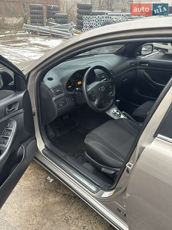 Седан Toyota Avensis 2006 в Ужгороде