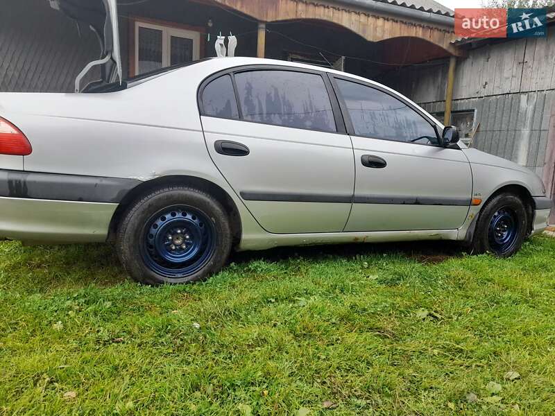 Седан Toyota Avensis 2002 в 