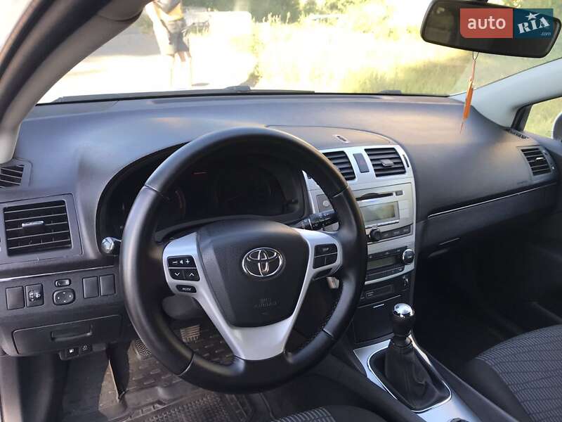 Універсал Toyota Avensis 2012 в Чернігові