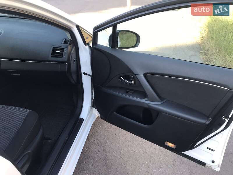 Універсал Toyota Avensis 2012 в Чернігові