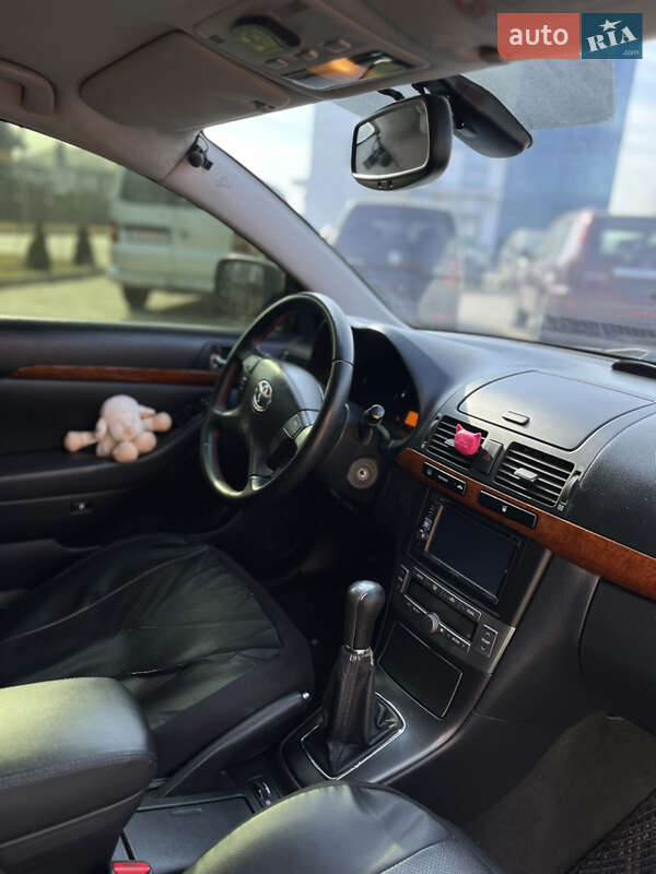 Седан Toyota Avensis 2008 в Ровно