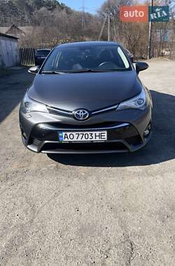 Седан Toyota Avensis 2017 в Ужгороде