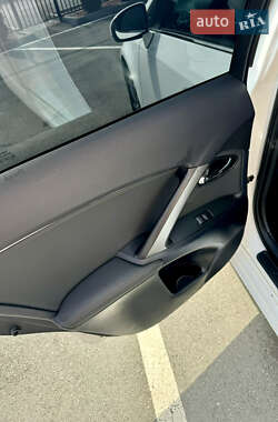 Седан Toyota Avensis 2012 в 