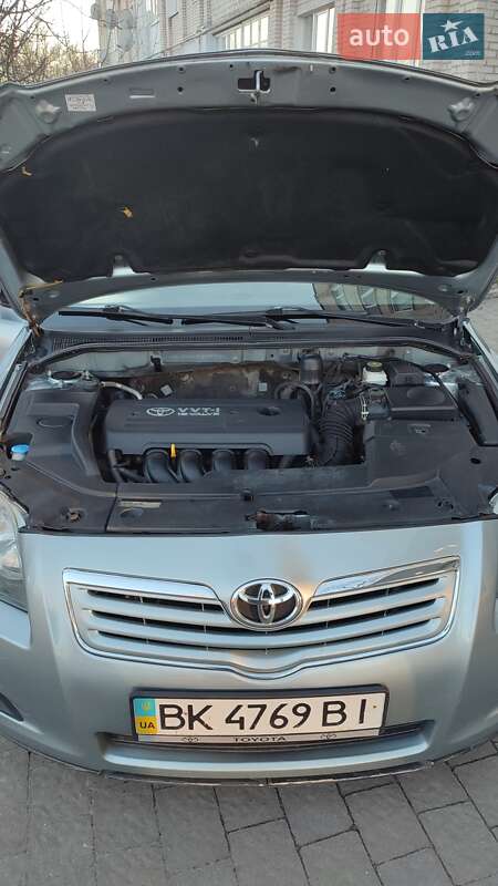 Седан Toyota Avensis 2008 в Дубні