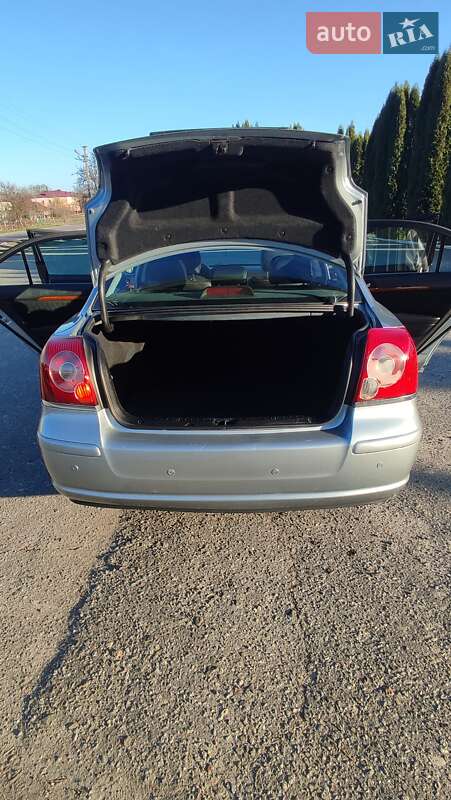 Седан Toyota Avensis 2008 в Дубні