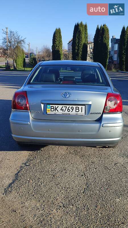 Седан Toyota Avensis 2008 в Дубні