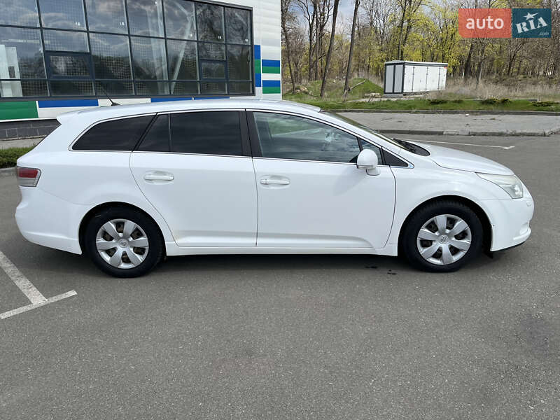 Універсал Toyota Avensis 2010 в Хмельницькому