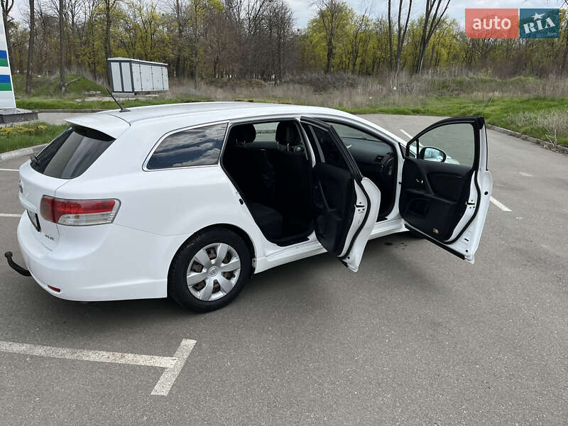 Універсал Toyota Avensis 2010 в Хмельницькому