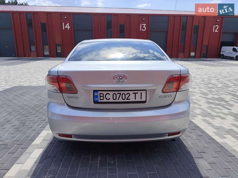 Седан Toyota Avensis 2010 в Львові