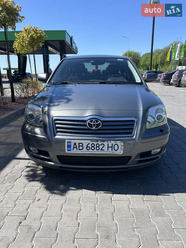 Седан Toyota Avensis 2004 в Виннице