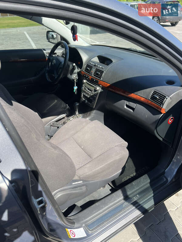 Седан Toyota Avensis 2004 в Виннице
