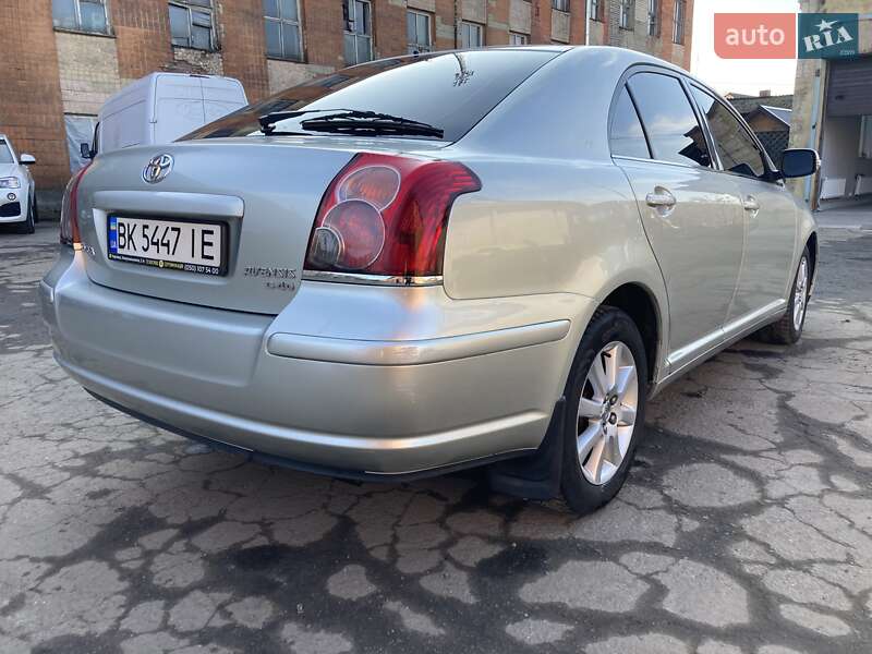 Лифтбек Toyota Avensis 2006 в Ровно