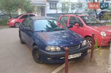 Седан Toyota Avensis 2000 в 