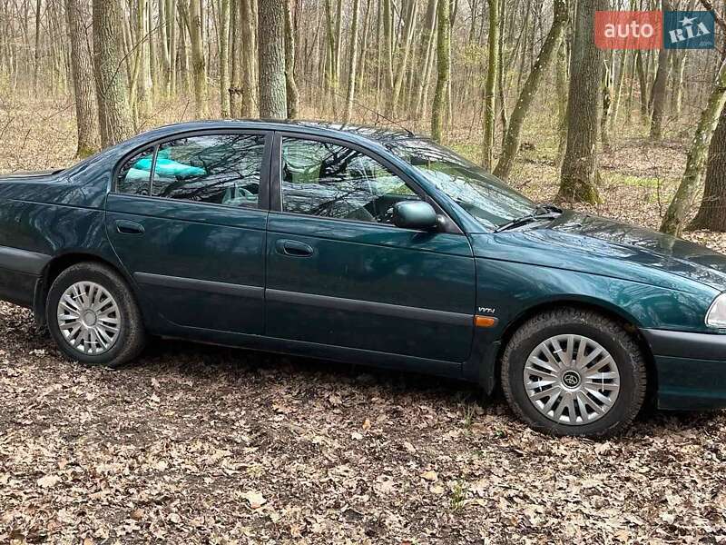 Седан Toyota Avensis 2001 в Джулинке