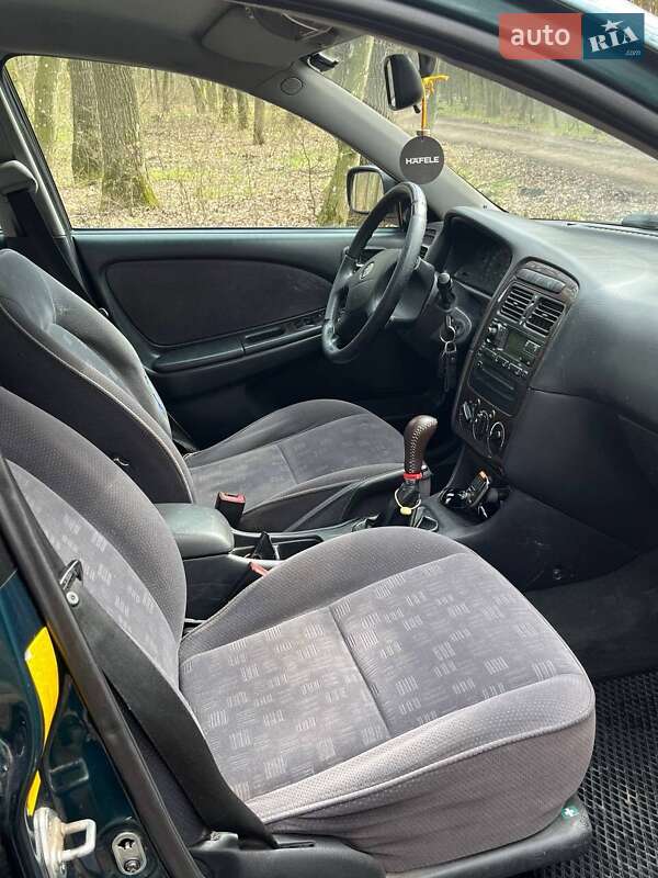 Седан Toyota Avensis 2001 в Джулинке