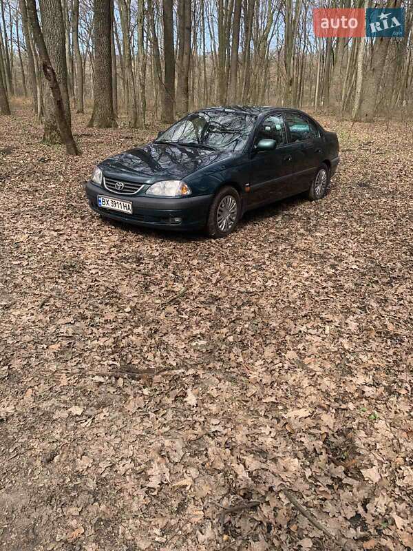 Седан Toyota Avensis 2001 в Джулинке