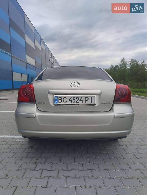 Седан Toyota Avensis 2004 в Львові