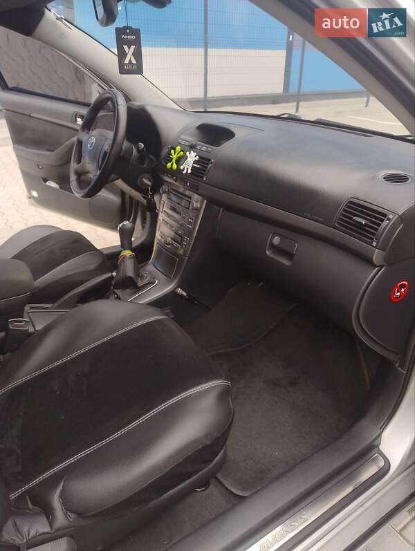 Седан Toyota Avensis 2004 в Львові