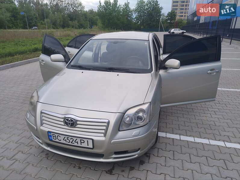 Седан Toyota Avensis 2004 в Львові