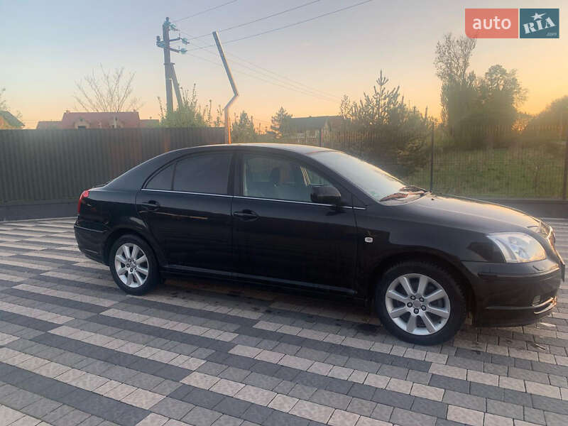 Лифтбек Toyota Avensis 2003 в Львове