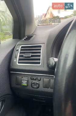 Седан Toyota Avensis 2012 в 