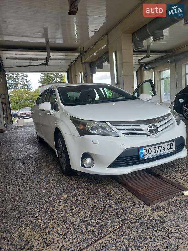 Седан Toyota Avensis 2012 в 