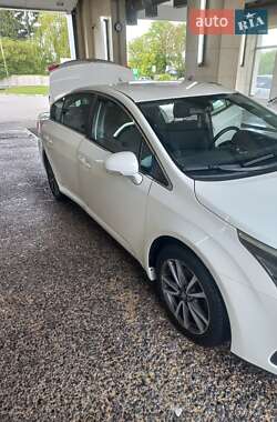 Седан Toyota Avensis 2012 в 