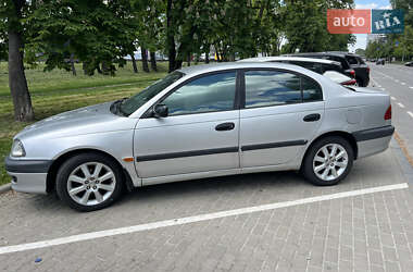 Седан Toyota Avensis 1998 в Києві