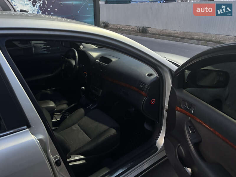 Седан Toyota Avensis 2004 в Львові