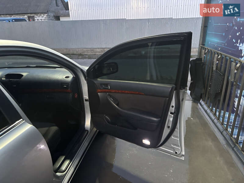 Седан Toyota Avensis 2004 в Львові