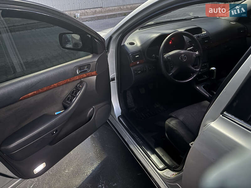 Седан Toyota Avensis 2004 в Львові