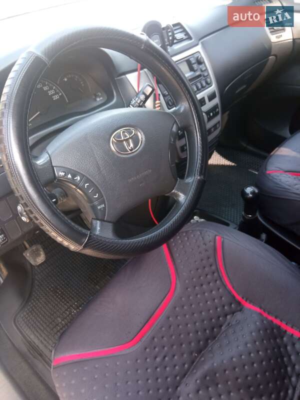 Мінівен Toyota Avensis 2005 в Тернополі