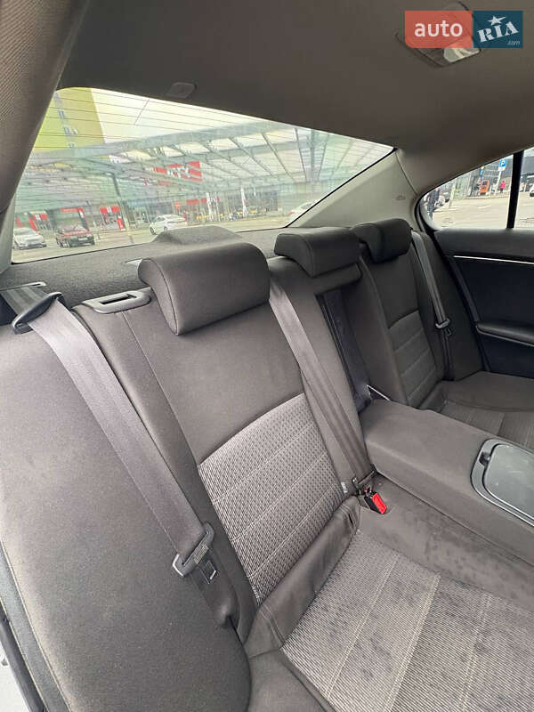Седан Toyota Avensis 2012 в Києві