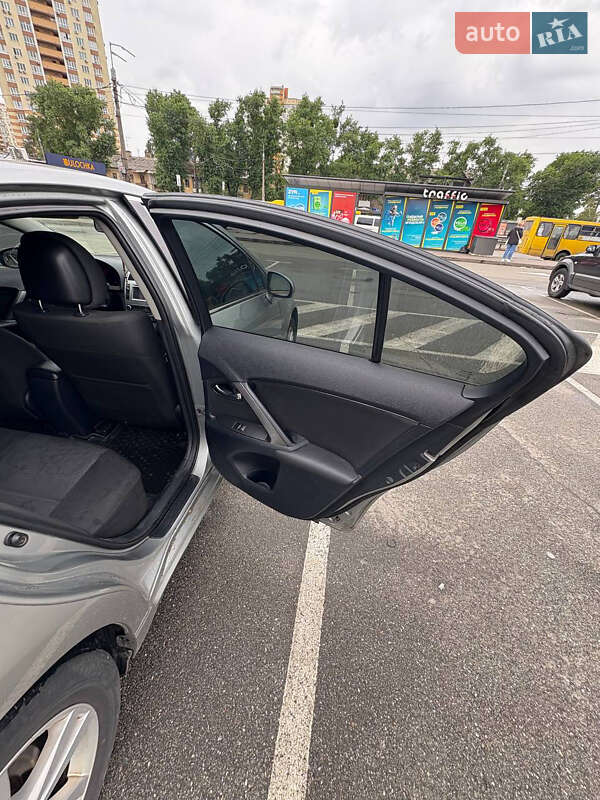 Седан Toyota Avensis 2012 в Києві