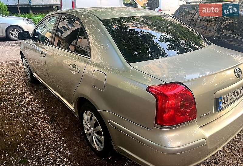 Седан Toyota Avensis 2003 в 