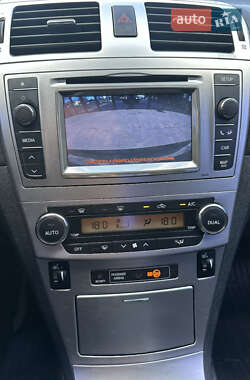 Седан Toyota Avensis 2012 в 