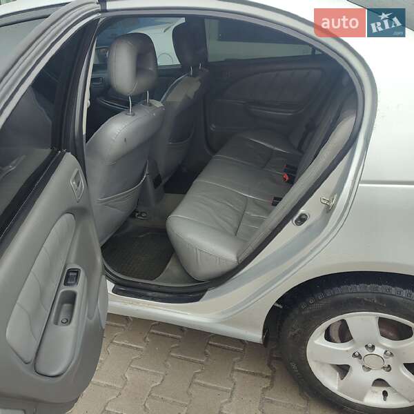 Седан Toyota Avensis 2000 в Ровно