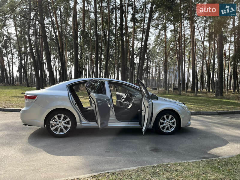 Седан Toyota Avensis 2012 в Чернігові