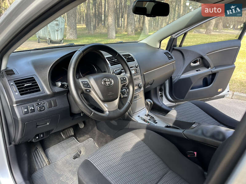 Седан Toyota Avensis 2012 в Чернігові