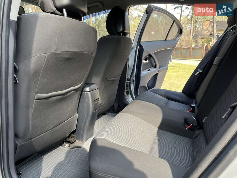 Седан Toyota Avensis 2012 в Чернігові