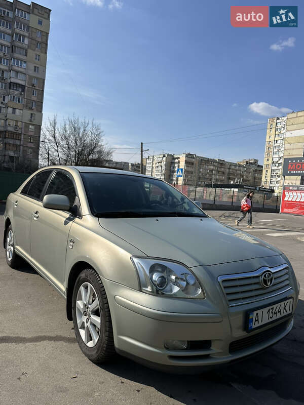 Ліфтбек Toyota Avensis 2004 в 