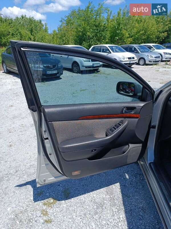 Седан Toyota Avensis 2005 в Кривом Роге