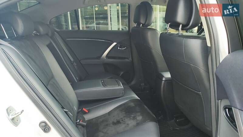 Седан Toyota Avensis 2014 в Киеве